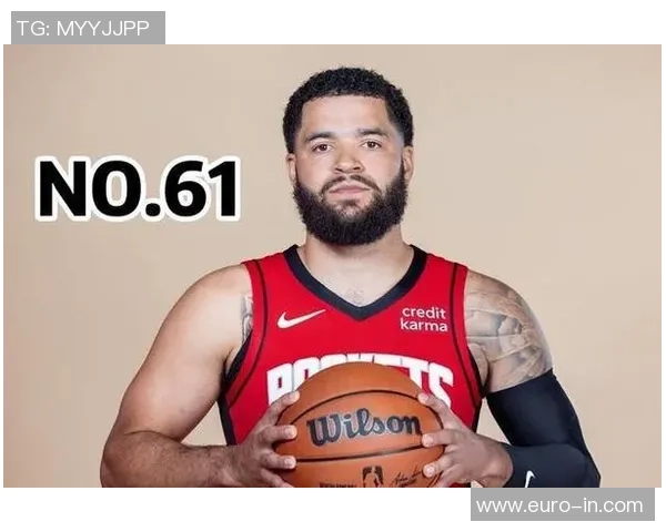 范弗里特指导挡拆训练时未佩戴明显护具显现坚韧精神展现领袖风范