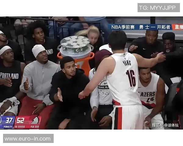 格兰特篮下巧妙转身晃倒里德双手暴扣 杨瀚森场边热烈鼓掌助威 格兰特篮下巧妙转身晃倒里德双手暴扣 杨瀚森场边热烈鼓掌助威