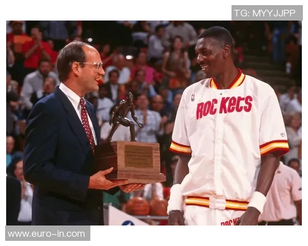 名记点评文班精彩表现 奥拉朱旺在某地自豪微笑显现对新星的欣赏 名记点评文班精彩表现 奥拉朱旺在某地自豪微笑显现对新星的欣赏